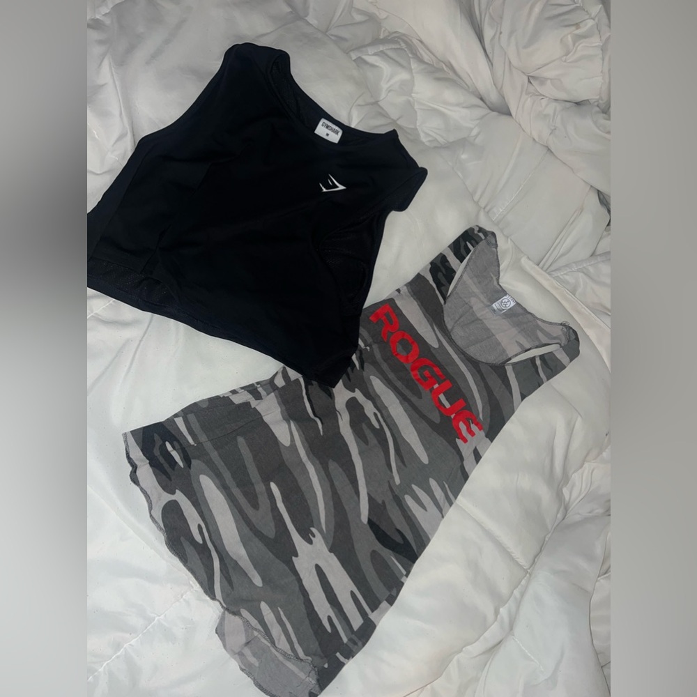 Women’s medium workout tanks x2 size medium